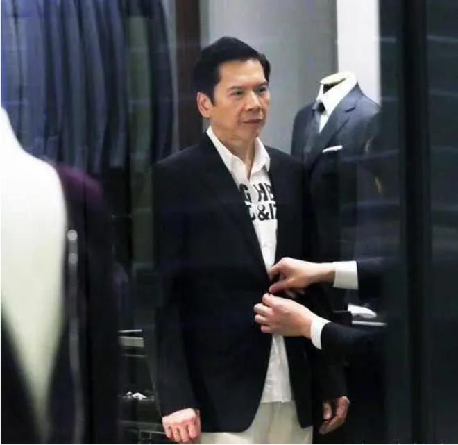 佩床上向华强坚持娶她为何又被陈岚夺爱凯发天生赢家1973年李小龙死在丁(图3)