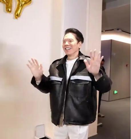 佩床上向华强坚持娶她为何又被陈岚夺爱凯发天生赢家1973年李小龙死在丁