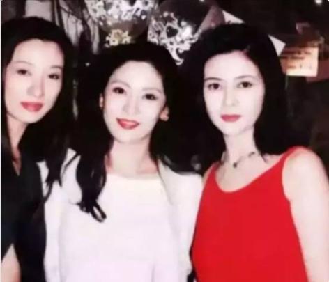 佩床上向华强坚持娶她为何又被陈岚夺爱凯发天生赢家1973年李小龙死在丁(图5)