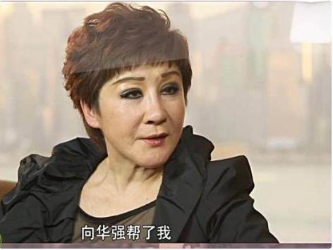 佩床上向华强坚持娶她为何又被陈岚夺爱凯发天生赢家1973年李小龙死在丁(图8)