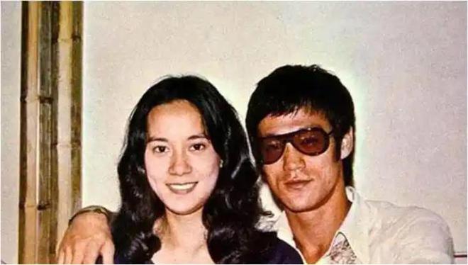 佩床上向华强坚持娶她为何又被陈岚夺爱凯发天生赢家1973年李小龙死在丁(图9)