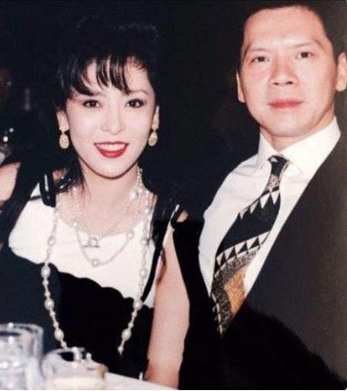 佩床上向华强坚持娶她为何又被陈岚夺爱凯发天生赢家1973年李小龙死在丁(图10)