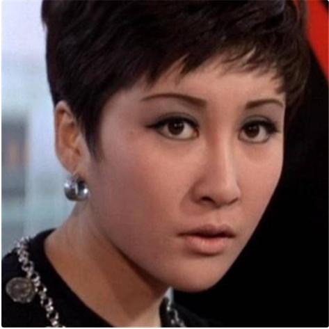 佩床上向华强坚持娶她为何又被陈岚夺爱凯发天生赢家1973年李小龙死在丁(图12)