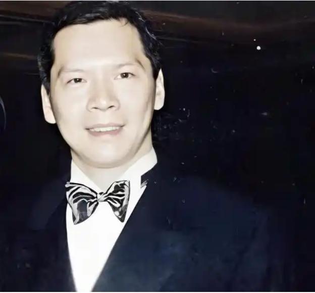 佩床上向华强坚持娶她为何又被陈岚夺爱凯发天生赢家1973年李小龙死在丁(图14)