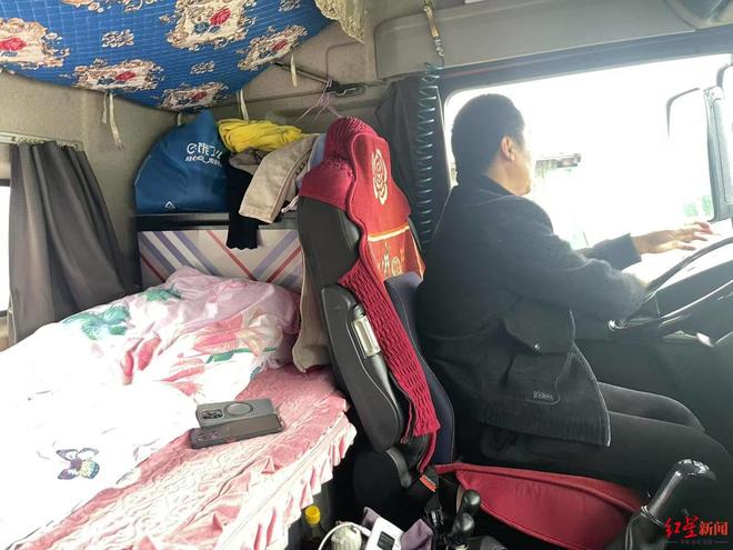 卡友已下葬三年前结发妻子离世留下重组家庭的6个孩子凯发K8旗舰厅AG客服舍不得多买氧气罐离世的河南(图5)