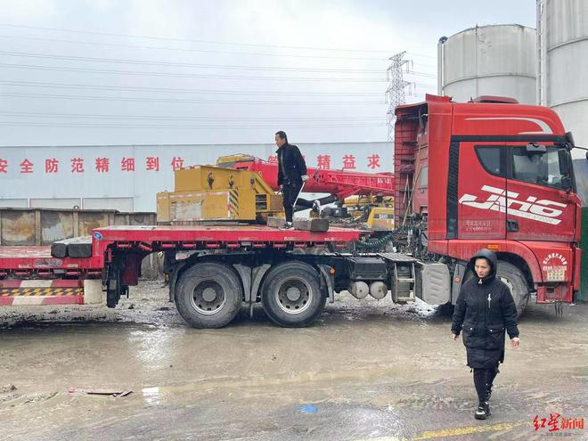 卡友已下葬三年前结发妻子离世留下重组家庭的6个孩子凯发K8旗舰厅AG客服舍不得多