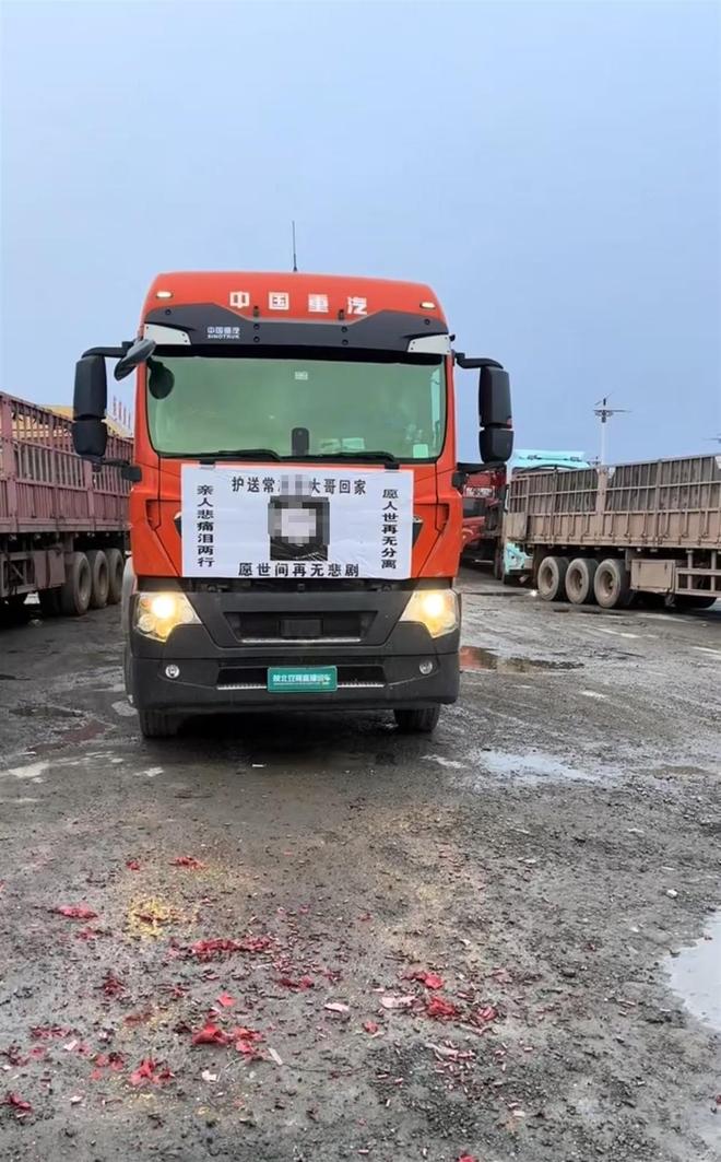 卡友已下葬三年前结发妻子离世留下重组家庭的6个孩子凯发K8旗舰厅AG客服舍不得多买氧气罐离世的河南(图3)