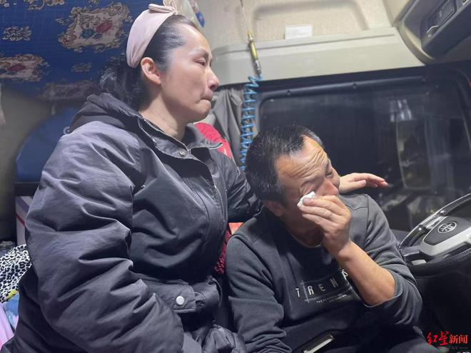 卡友已下葬三年前结发妻子离世留下重组家庭的6个孩子凯发K8旗舰厅AG客服舍不得多买氧气罐离世的河南(图8)
