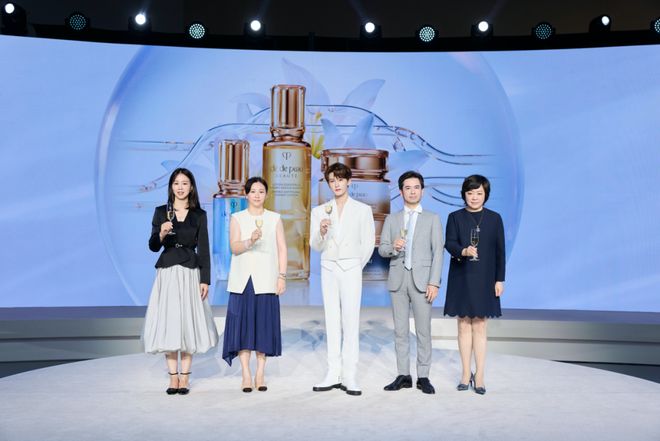 白敬亭、樊振东、宋雨琦、檀健次共赴风尚新意凯发k8登录vip“伊”手快报 月下星光：(图12)